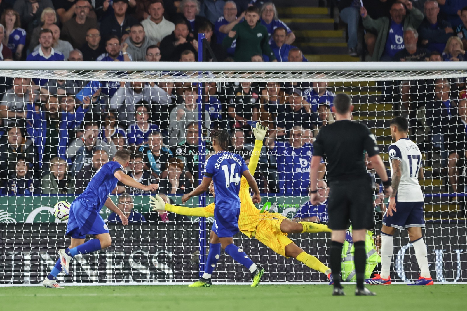 Jamie Vardy of Leicester City scores a goal to make it 1-1 during the Premier League match Leicester City vs Tottenham Hotspur at King Power Stadium, Leicester, United Kingdom, 19th August 2024

(Photo by Mark Cosgrove/News Images)