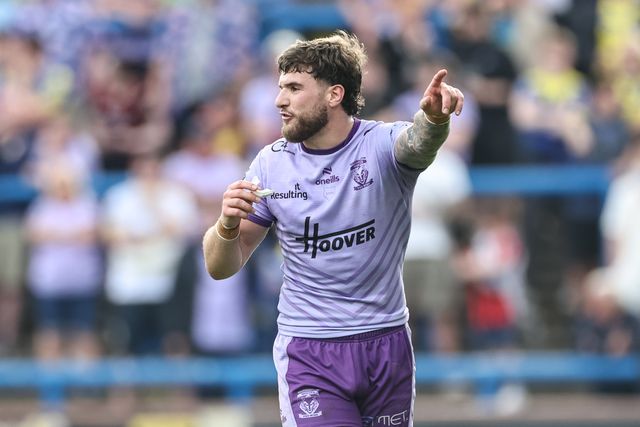 Connor Wrench of Warrington Wolves gives teams mates instructions during the Betfred Super League Round 14 Leeds Rhinos v Warrington Wolves at Headingley Stadium, Leeds, United Kingdom, 14th June 2025

(Photo by Mark Cosgrove/News Images)
