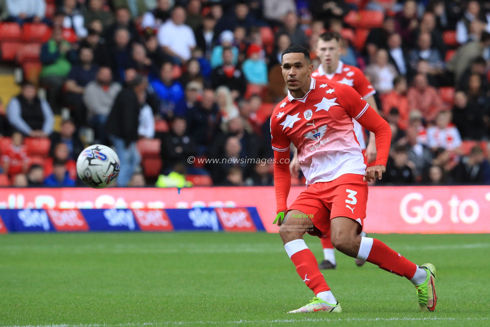 Jon Russell #3 of Barnsley in action during the Sky Bet League 1 match Barnsley vs Port Vale at Oakwell, Barnsley, United Kingdom, 5th August 2023

(Photo by Alfie Cosgrove/News Images)