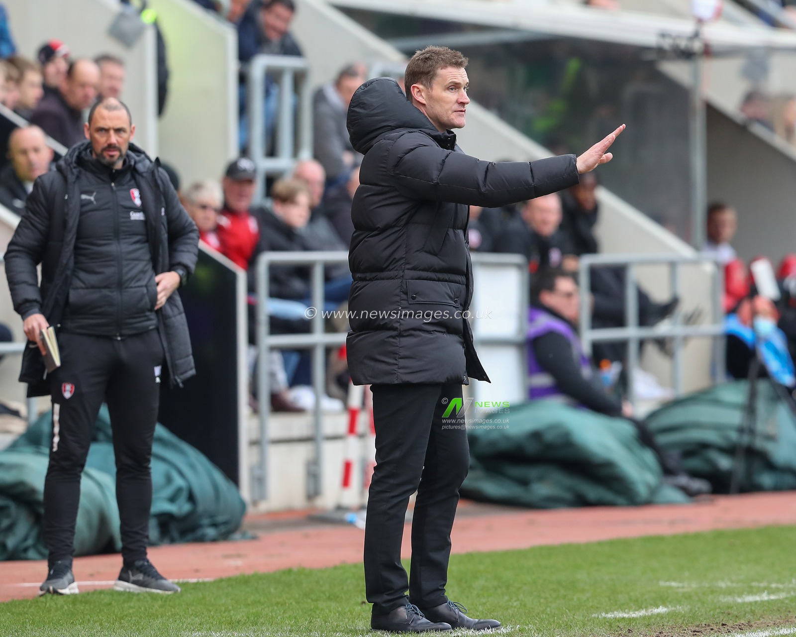 Matt Taylor manager of Rotherham United gives his players instructions during the Sky Bet Championship match Rotherham United vs Sheffield United at New York Stadium, Rotherham, United Kingdom, 4th February 2023

(Photo by Gareth Evans/News Images)