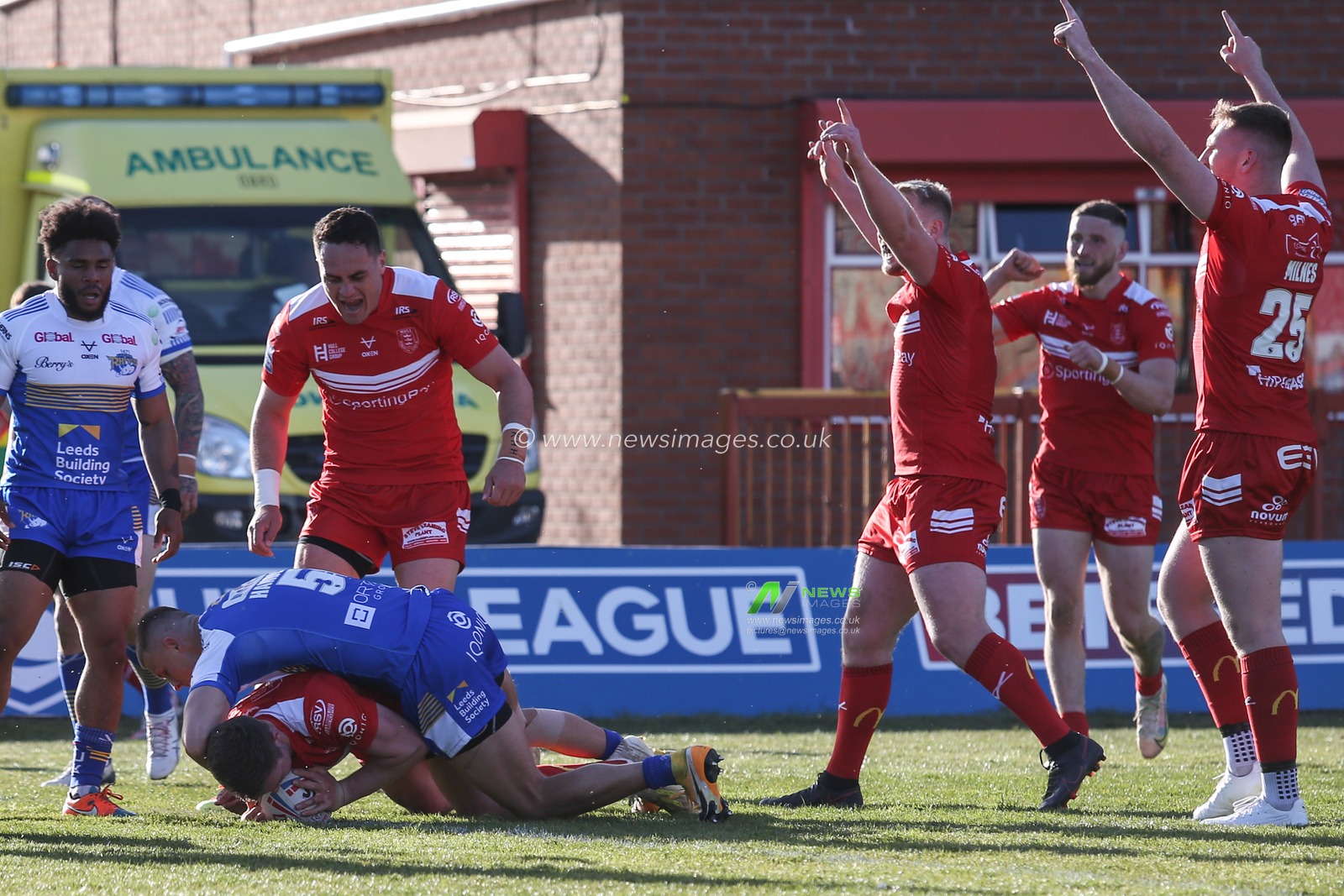 Matt Parcell (9) of Hull KR goes over for a try