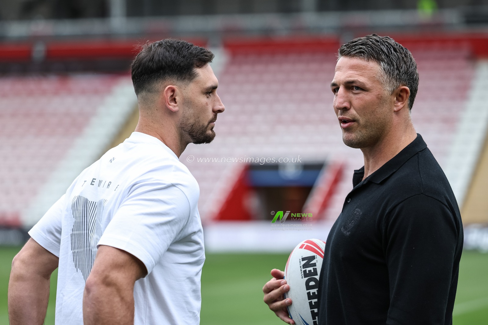 Ryan Matterson of Warrington Wolves speaks to Sam Burgess Head Coach of Warrington Wolves during the Betfred Super League Round 20 Leigh Leopards vs Warrington Wolves at Leigh Sports Village, Leigh, United Kingdom, 1st August 2025

(Photo by Mark Cosgrove/News Images)