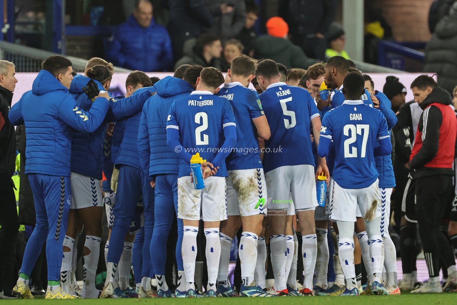 Everton players form a huddle ahead of the penalty shoot out during the Carabao Cup Quarter Final match Everton vs Fulham at Goodison Park, Liverpool, United Kingdom, 19th December 2023

(Photo by Mark Cosgrove/News Images)