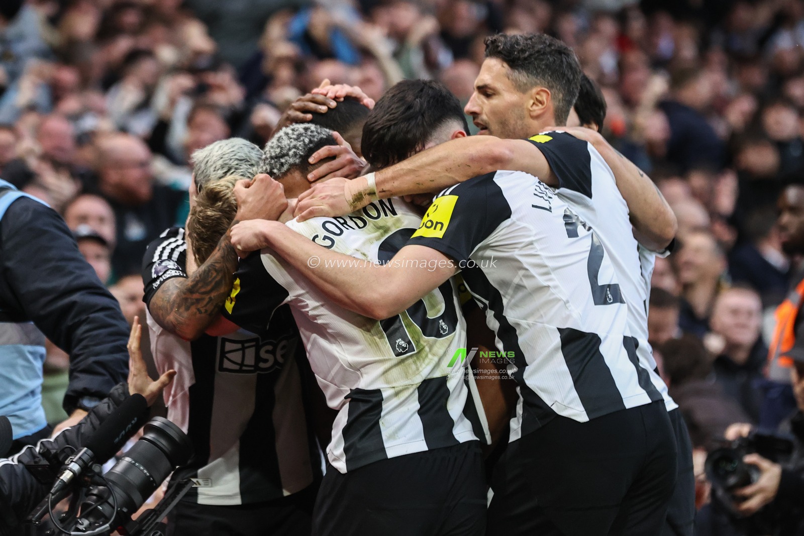 Joelinton of Newcastle celebrates his goal to make it 1-2 during the Premier League match Nottingham Forest vs Newcastle United at City Ground, Nottingham, United Kingdom, 10th November 2024

(Photo by Alfie Cosgrove/News Images)
