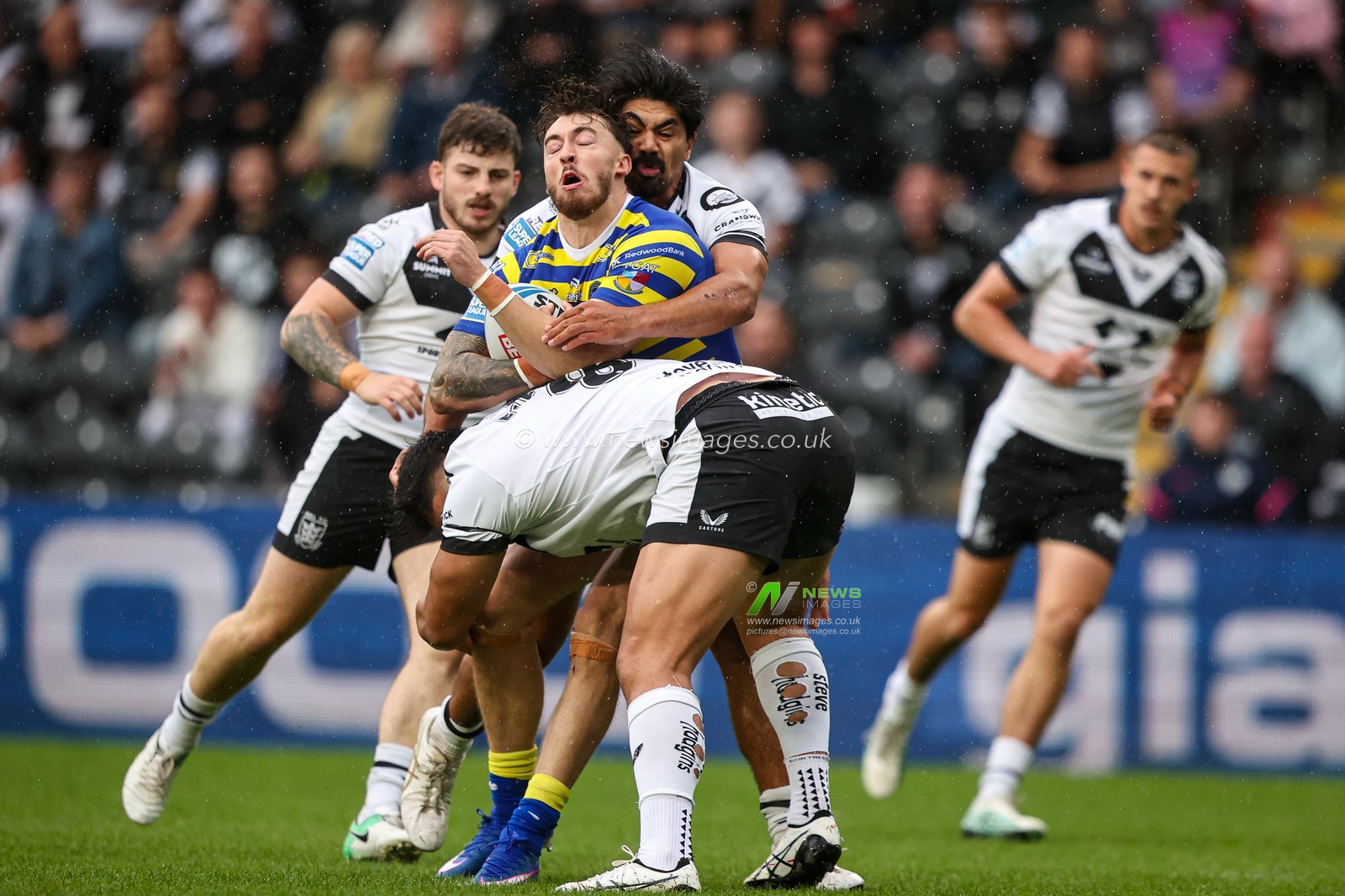 Matty Ashton of Warrington Wolves is tackled by Herman Ese'ese of Hull FC Matty Ashton of Warrington Wolves is tackled by during the Betfred Super League round 25 match Hull FC vs Warrington Wolves at MKM Stadium, Hull, United Kingdom on 29 August 2026

(Photo by Alfie Cosgrove/News Images)