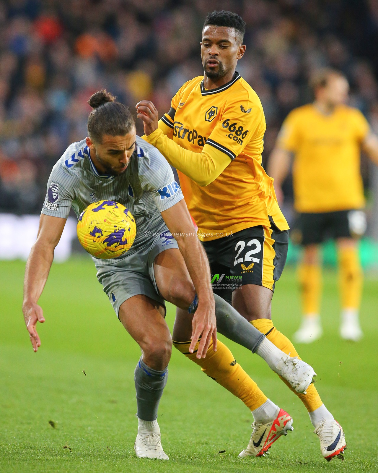 Dominic Calvert-Lewin #9 of Everton and NÃ©lson Semedo #22 of Wolverhampton Wanderers battle for the ball during the Premier League match Wolverhampton Wanderers vs Everton at Molineux, Wolverhampton, United Kingdom, 30th December 2023

(Photo by Gareth Evans/News Images)