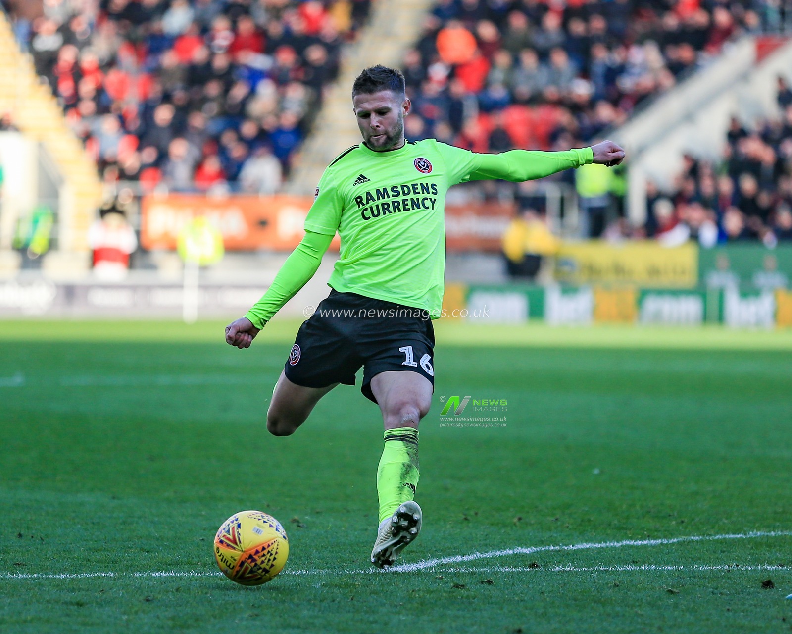 24th November 2018, New York Stadium, Rotherham, England; Sky Bet Championship Rotherham Utd v Sheffield United  ; Oliver Norwood (16) of Sheffield United looks to shoot 


Credit: Mark Cosgrove/News Images

English Football League images are subject to DataCo Licence