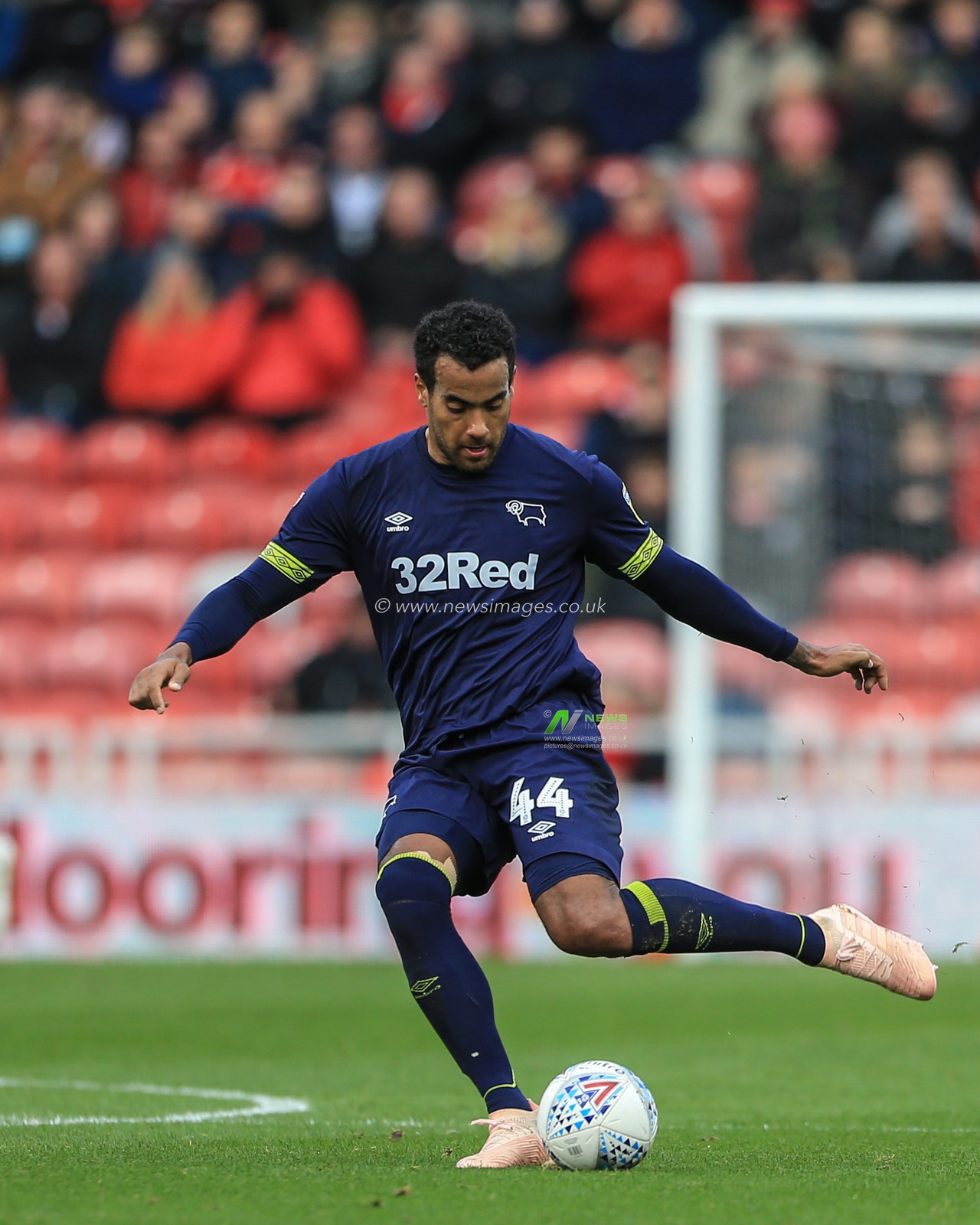 27th October 2018, Riverside Stadium, Middlesbrough, England ; Sky Bet Championship Middlesbrough v Derby ; Tom Huddlestone (44) of Derbywith the ball 

Credit: Mark Cosgrove/News Images

English Football League images are subject to DataCo Licence