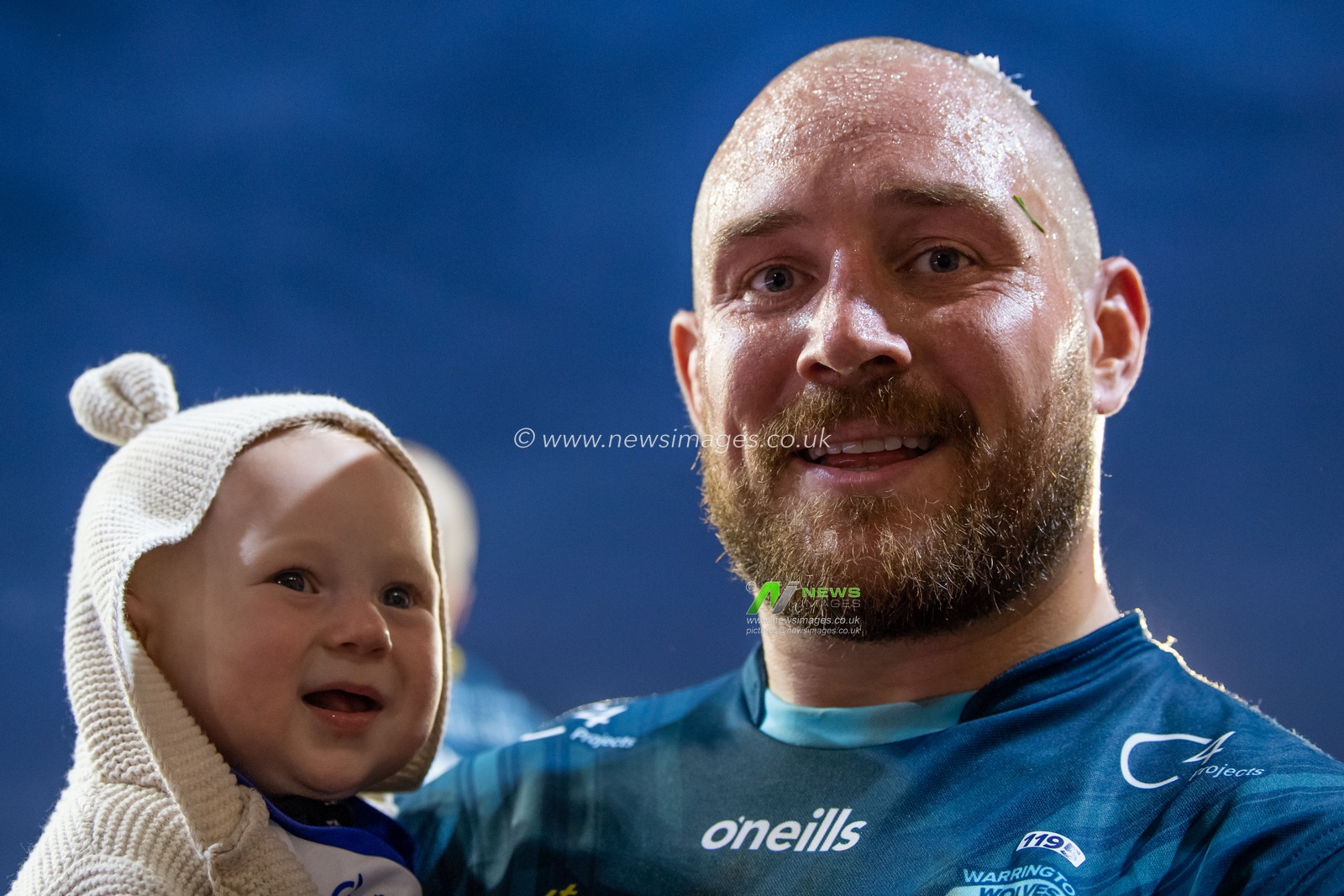 Gil Dudson #17 of Warrington Wolves with his child after the Betfred Super League Round 13 match Leigh Leopards vs Warrington Wolves at Leigh Sports Village, Leigh, United Kingdom, 26th May 2023

(Photo by Craig Thomas/News Images)