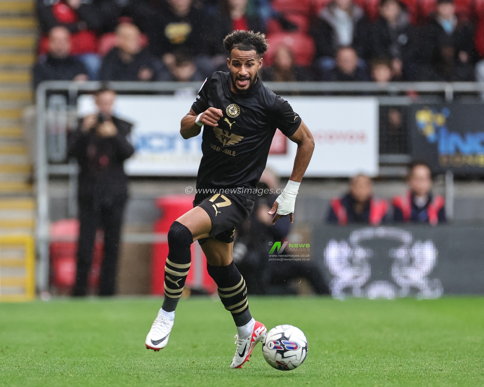 Barry Cotter #17 of Barnsley in action during the Sky Bet League 1 match Leyton Orient vs Barnsley at Matchroom Stadium, London, United Kingdom, 21st October 2023

(Photo by Mark Cosgrove/News Images)