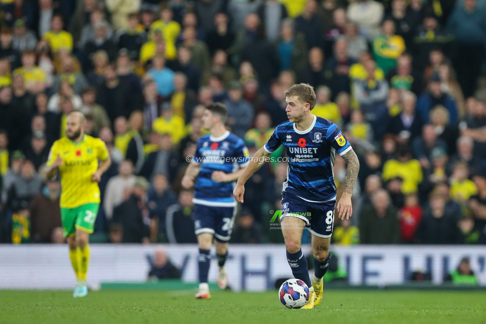 Riley McGree #8 of Middlesbrough on the ball during the Sky Bet Championship match Norwich City vs Middlesbrough at Carrow Road, Norwich, United Kingdom, 12th November 2022

(Photo by Arron Gent/News Images)