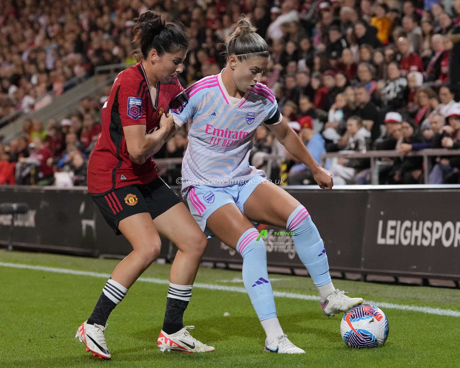 Steph Catley #7 of Arsenal Women under pressure from Lucia Garcia #17 of Manchester United during the The FA Women's Super League match Manchester United Women vs Arsenal Women at Leigh Sports Village, Leigh, United Kingdom, 6th October 2023

(Photo by Steve Flynn/News Images)