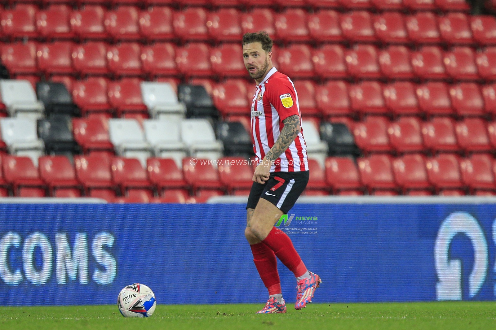 Chris Maguire #7 of Sunderland in possession of the ball