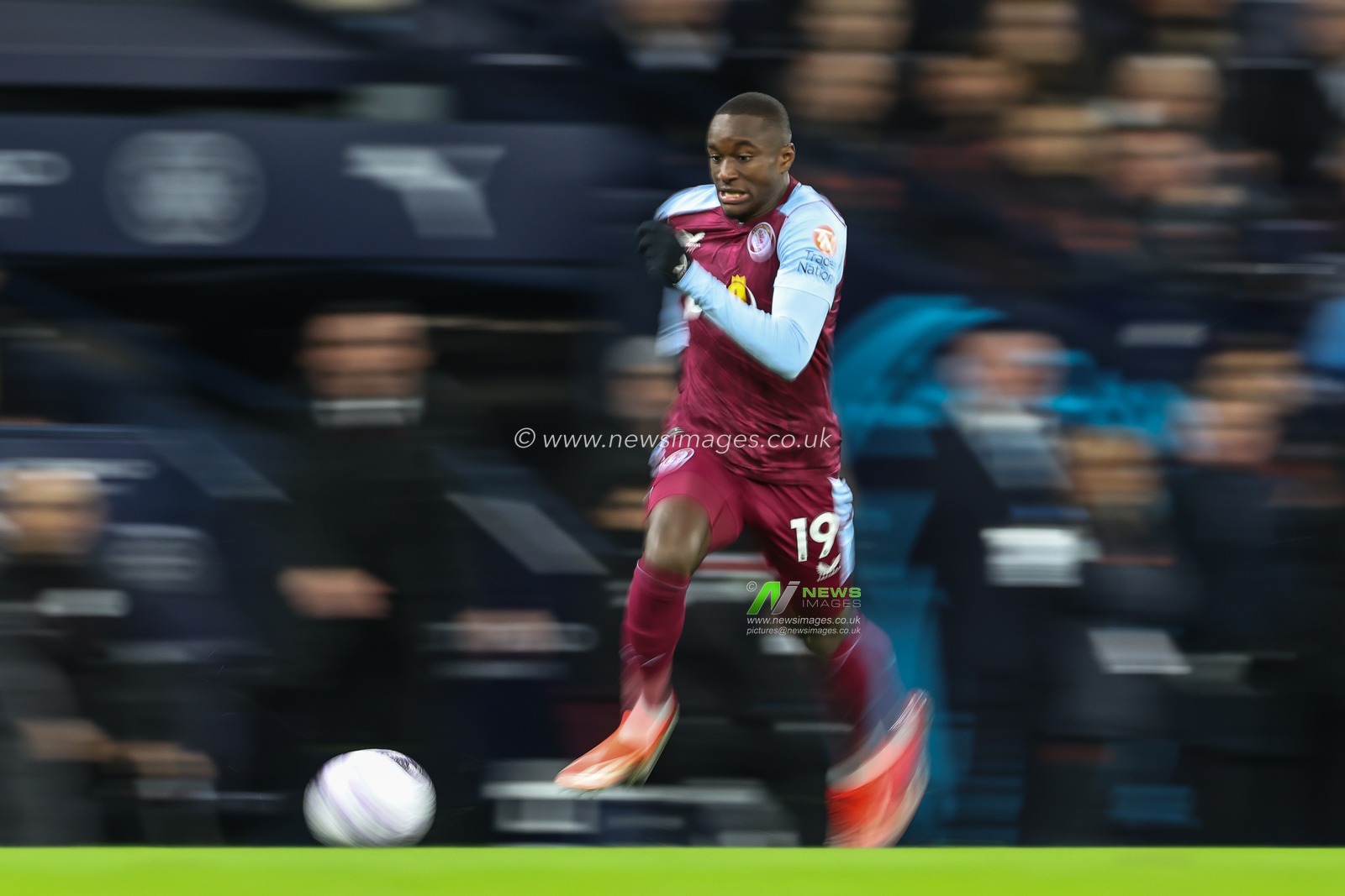 Moussa Diaby of Aston Villa makes a break with the ball during the Premier League match Manchester City vs Aston Villa at Etihad Stadium, Manchester, United Kingdom, 3rd April 2024

(Photo by Mark Cosgrove/News Images)