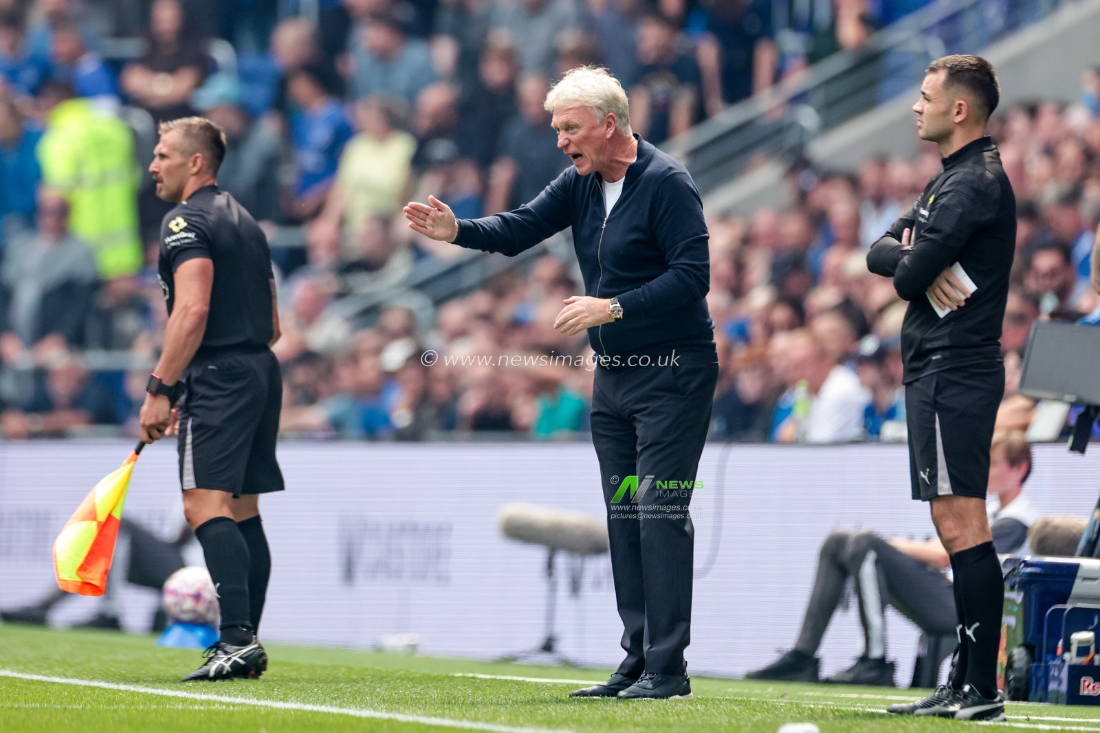 David Moyes of Everton gives the team instructions during the Premier League match Everton vs Brighton and Hove Albion at Hill Dickinson Stadium, Liverpool, United Kingdom, 24th August 2025

(Photo by Mark Cosgrove/News Images)