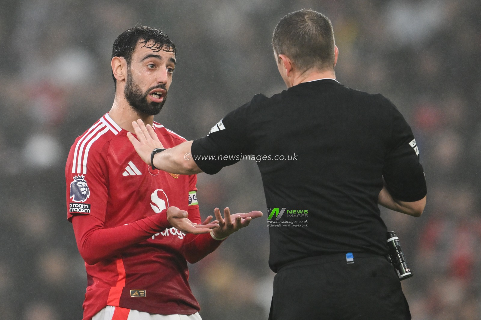 Bruno Fernandes of Manchester United talks to referee Peter Bankes during the Premier League match Manchester United vs Leicester City at Old Trafford, Manchester, United Kingdom, 10th November 2024

(Photo by Craig Thomas/News Images)