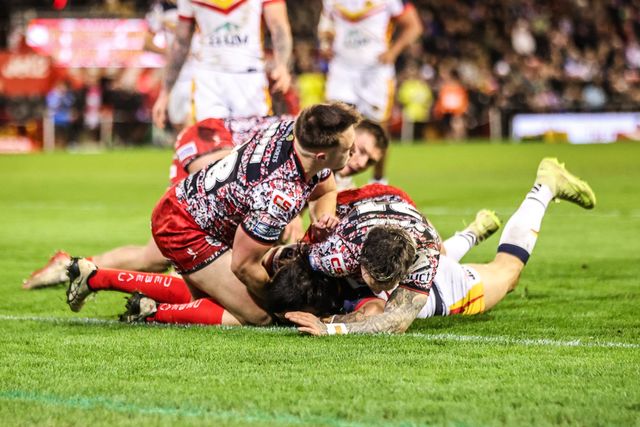 Charlie Staines of Catalans Dragons goes over for a try during the Betfred Super League match Leigh Leopards vs Catalans Dragons at Leigh Sports Village, Leigh, United Kingdom on 06 March 2026

(Photo by Alfie Cosgrove/News Images)
