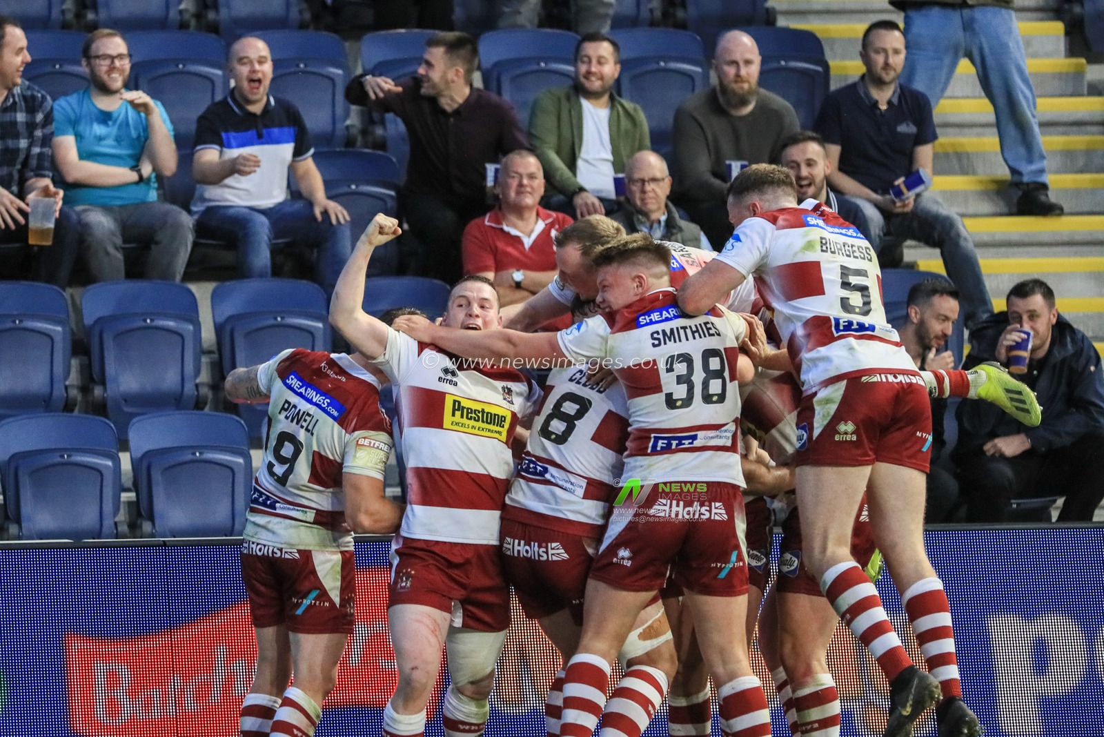 14th June 2019 , Emerald Headingley Stadium, England; Betfred Super League, Round 18, Leeds Rhinos vs Wigan Warriors ; Tony Clubb (8) of Wigan Warriors celebrate the match winning try with his team mates 


Credit: Mark Cosgrove/News Images