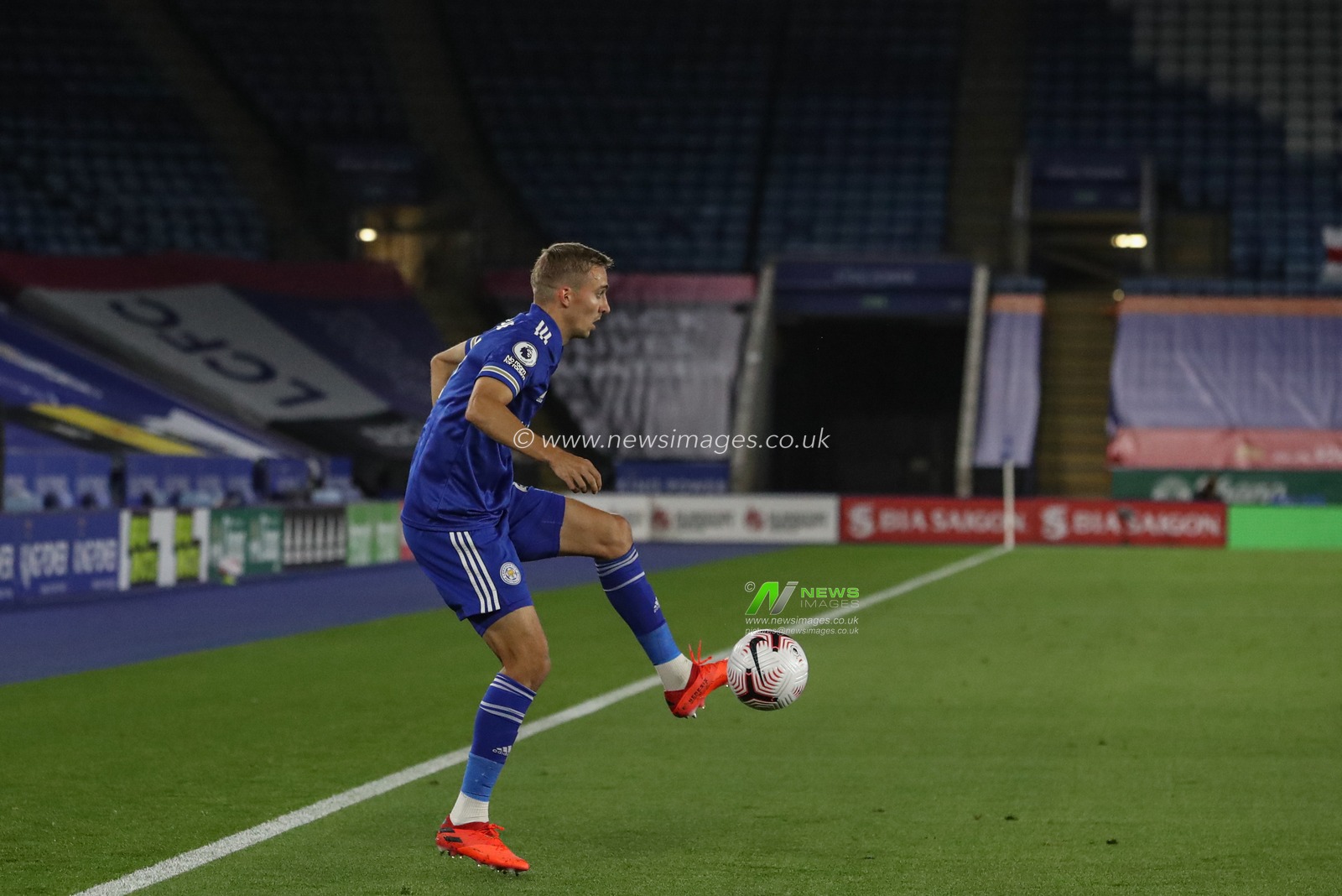 Timothy Castagne (27) of Leicester City controls the ball