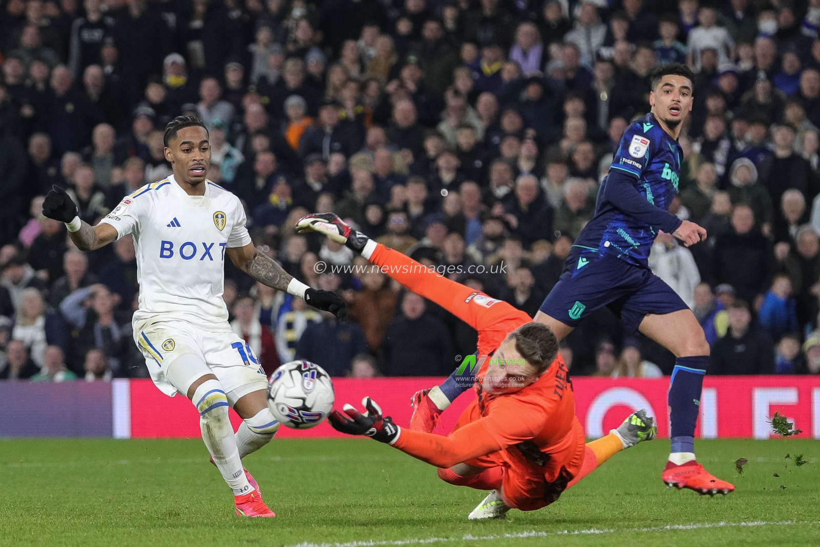 Crysencio Summerville of Leeds United takes a shot but is off target during the Sky Bet Championship match Leeds United vs Stoke City at Elland Road, Leeds, United Kingdom, 5th March 2024

(Photo by James Heaton/News Images)