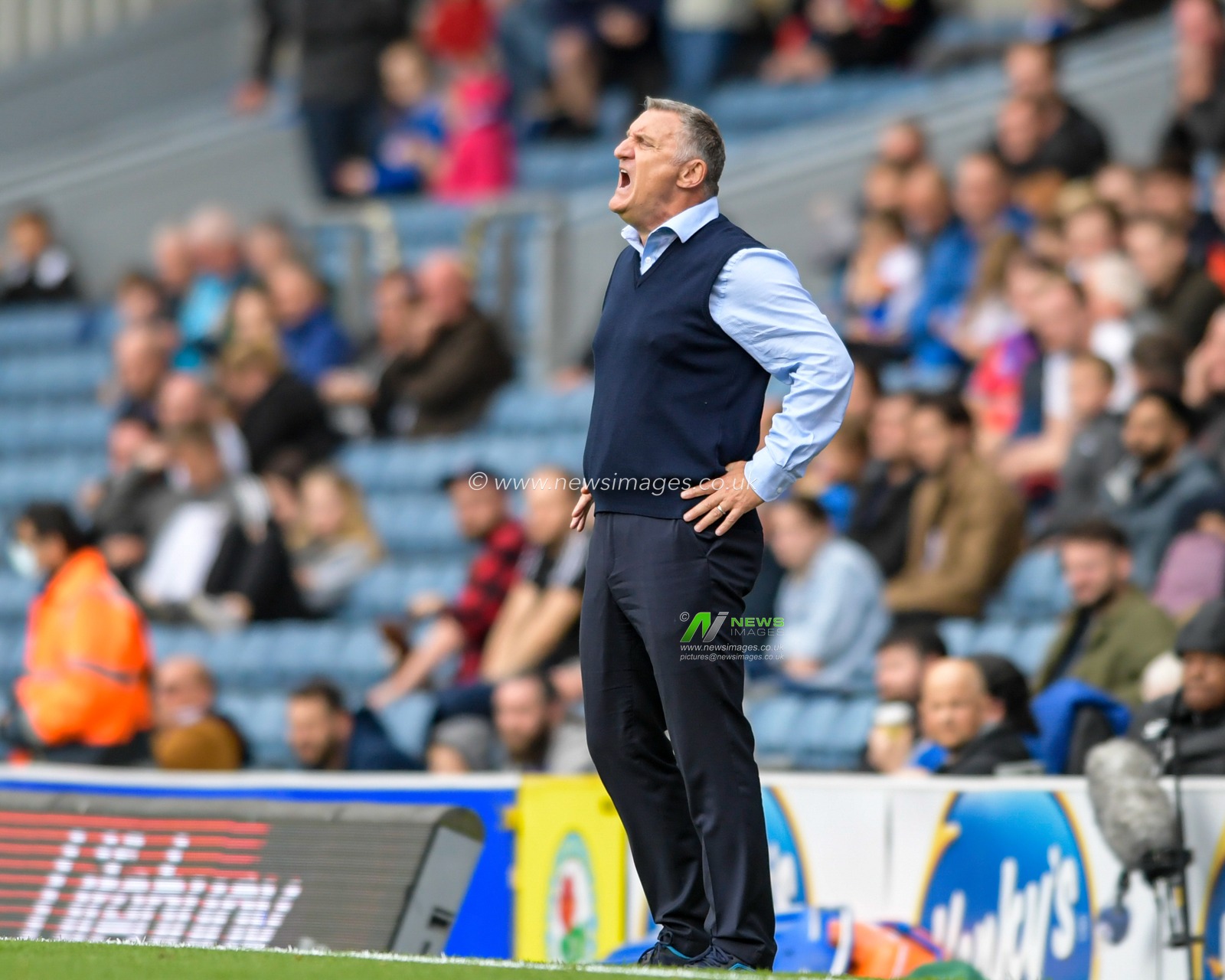 Tony Mowbray manager of Blackburn Rovers shouts instructions during the game
