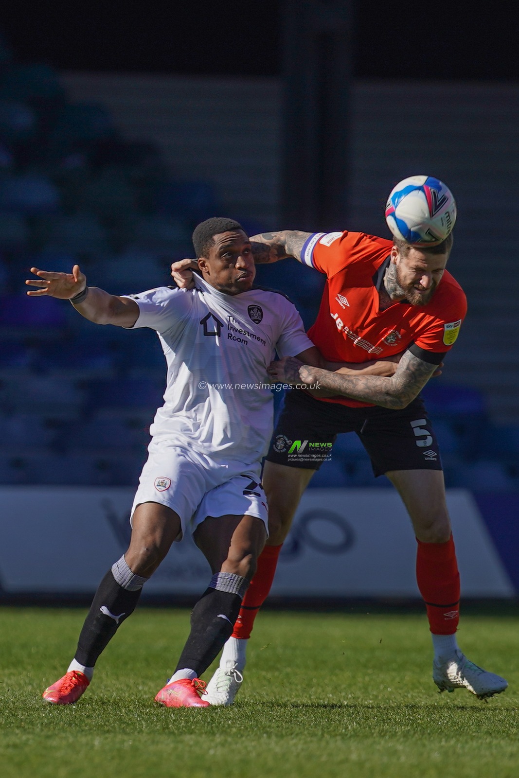 Victor Adeboyejo #29 of Barnsley battles Sonny Bradley #5 of Luton Town