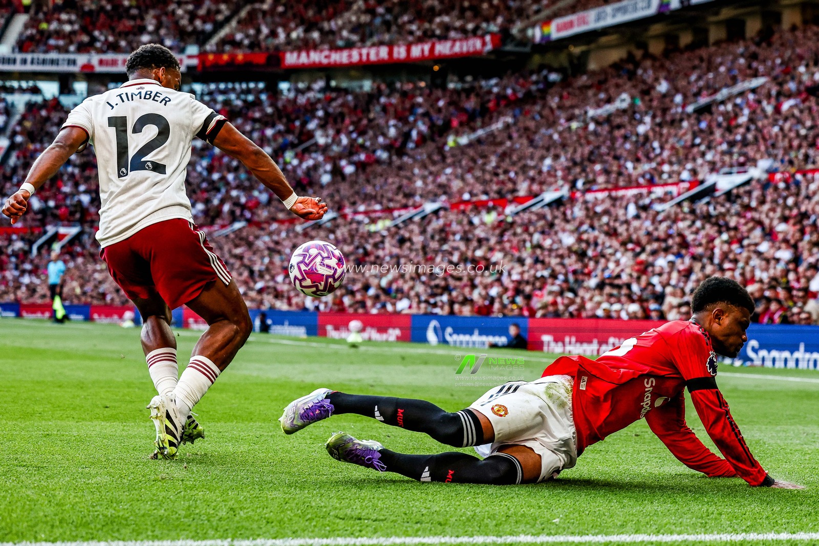 Amad Diallo of Manchester United is challenged by Jurrien Timber of Arsenal during the Premier League match Manchester United vs Arsenal at Old Trafford, Manchester, United Kingdom, 17th August 2025

(Photo by Mark Cosgrove/News Images)
