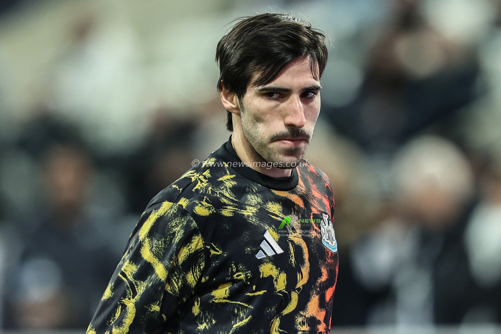 Sandro Tonali of Newcastle Untied in the pregame warmup session during the Premier League match Newcastle United vs Manchester City at St. James's Park, Newcastle, United Kingdom, 21st November 2025

(Photo by Alfie Cosgrove/News Images)

*** GER AUT SUI OUT ***