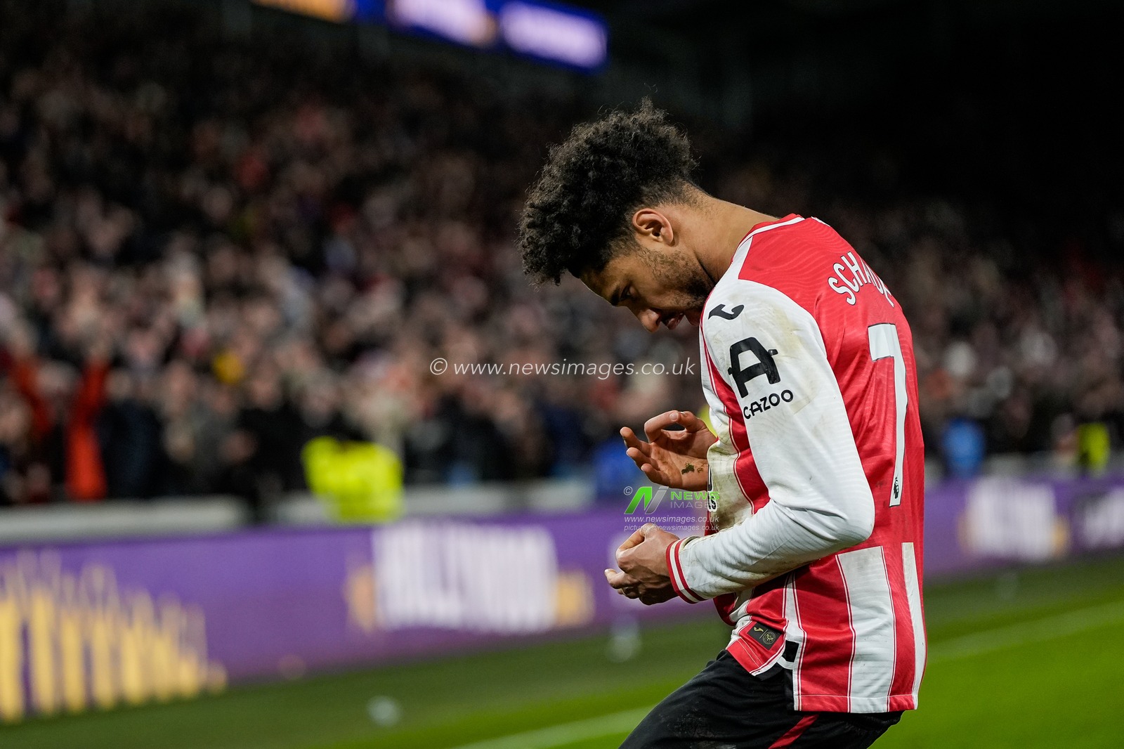 Kevin Schade of Brentford celebrates his goal to make it 4-1 during the Premier League match Brentford vs Bournemouth at The Gtech Community Stadium, London, United Kingdom, 27th December 2025

(Photo by Maynard Manyowa/News Images)

*** GER AUT SUI OUT ***