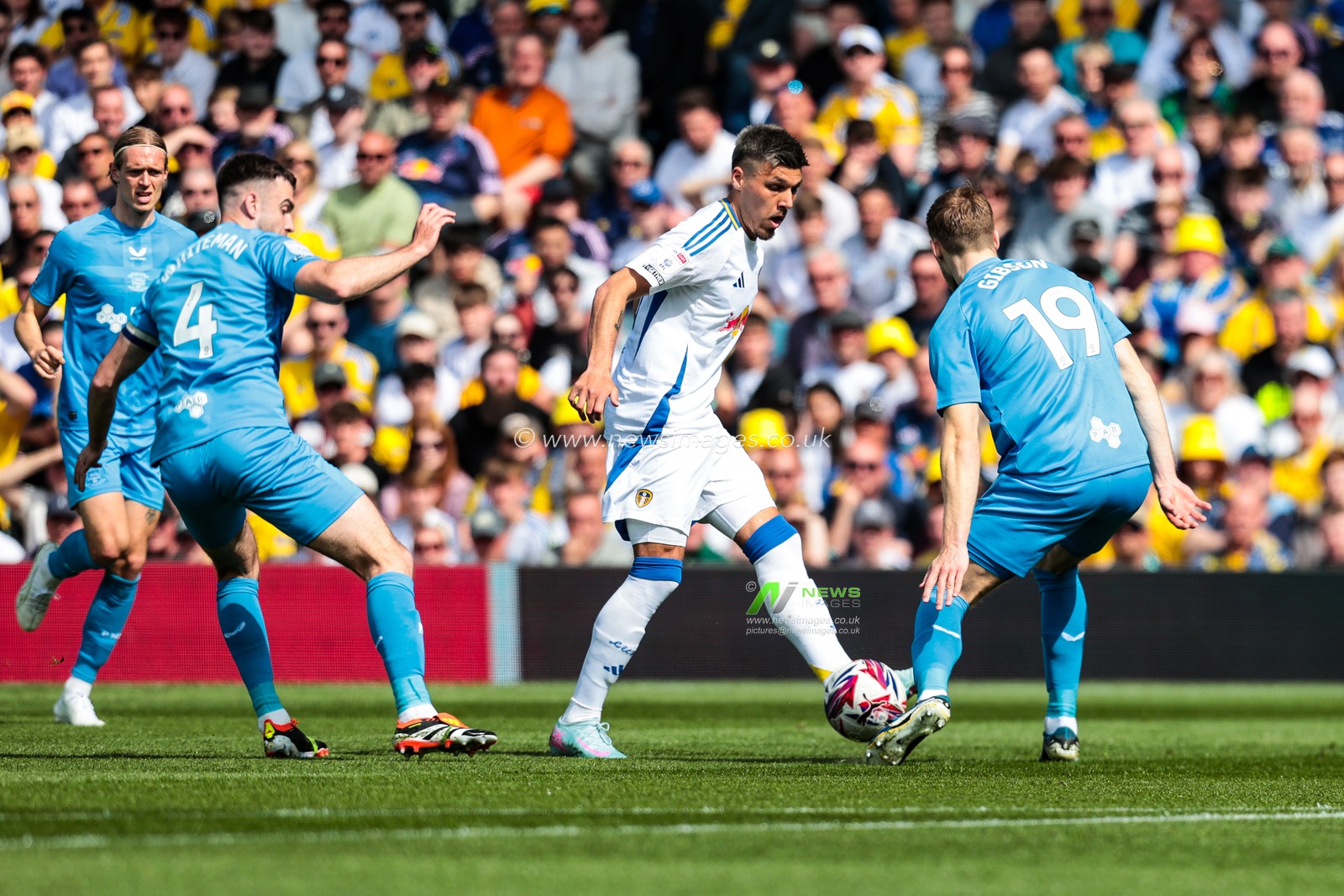 JoÃ«l Piroe of Leeds United passes the ball during the Sky Bet Championship match Leeds United vs Preston North End at Elland Road, Leeds, United Kingdom, 12th April 2025

(Photo by Richard Bierton/News Images)