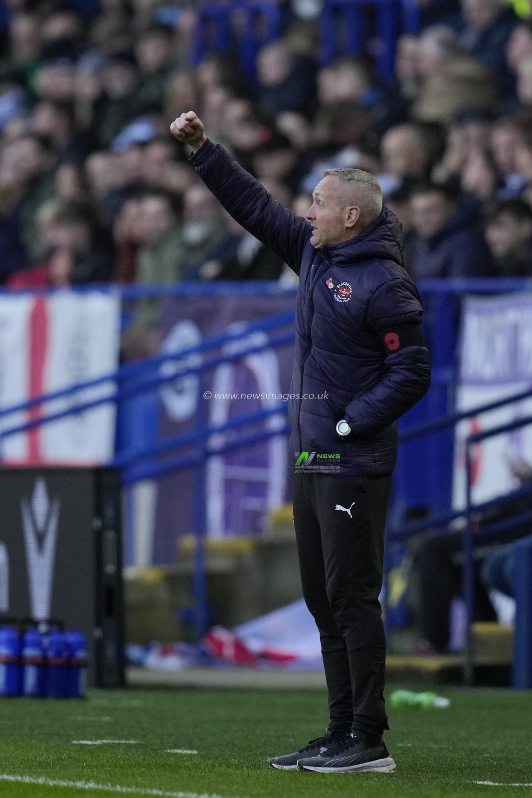 Neil Critchley, Manager of Blackpool shouts instructions during the Sky Bet League 1 match Bolton Wanderers vs Blackpool at University of Bolton Stadium, Bolton, United Kingdom, 11th November 2023

(Photo by Steve Flynn/News Images)