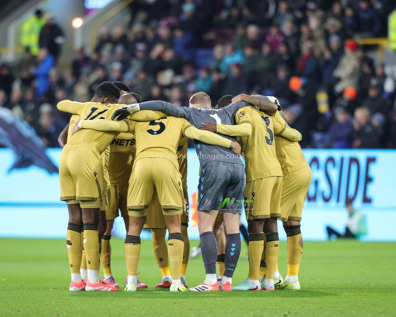 Crystal Palace team huddler during the Premier League match Burnley vs Crystal Palace at Turf Moor, Burnley, United Kingdom, 3rd December 2025

(Photo by Richard Bierton/News Images)

*** GER AUT SUI OUT ***