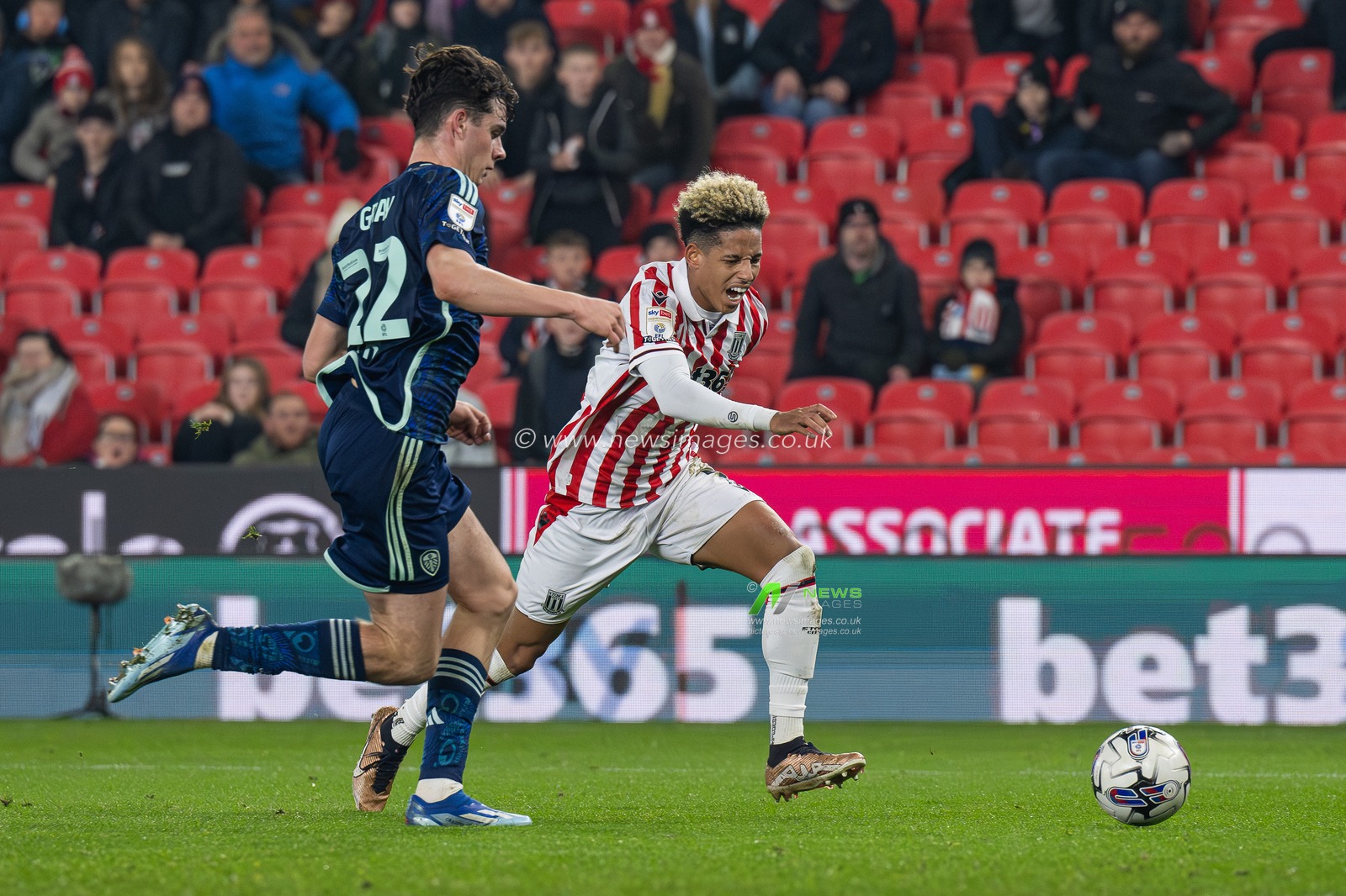 AndrÃ© Vidigal #7 of Stoke City and Archie Gray #22 of Leeds United battle for the ball during the Sky Bet Championship match Stoke City vs Leeds United at Bet365 Stadium, Stoke-on-Trent, United Kingdom, 25th October 2023

(Photo by Craig Thomas/News Images)