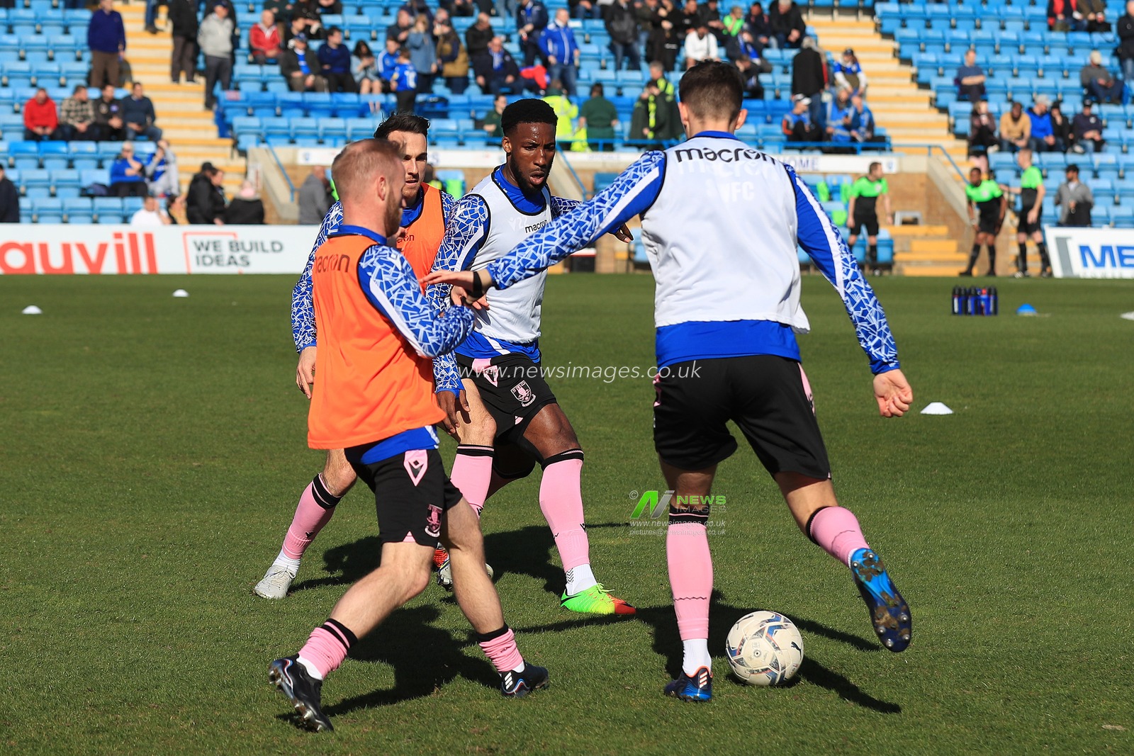 Cheyenne Dunkley #22 of Sheffield Wednesday warms up prior to the match.