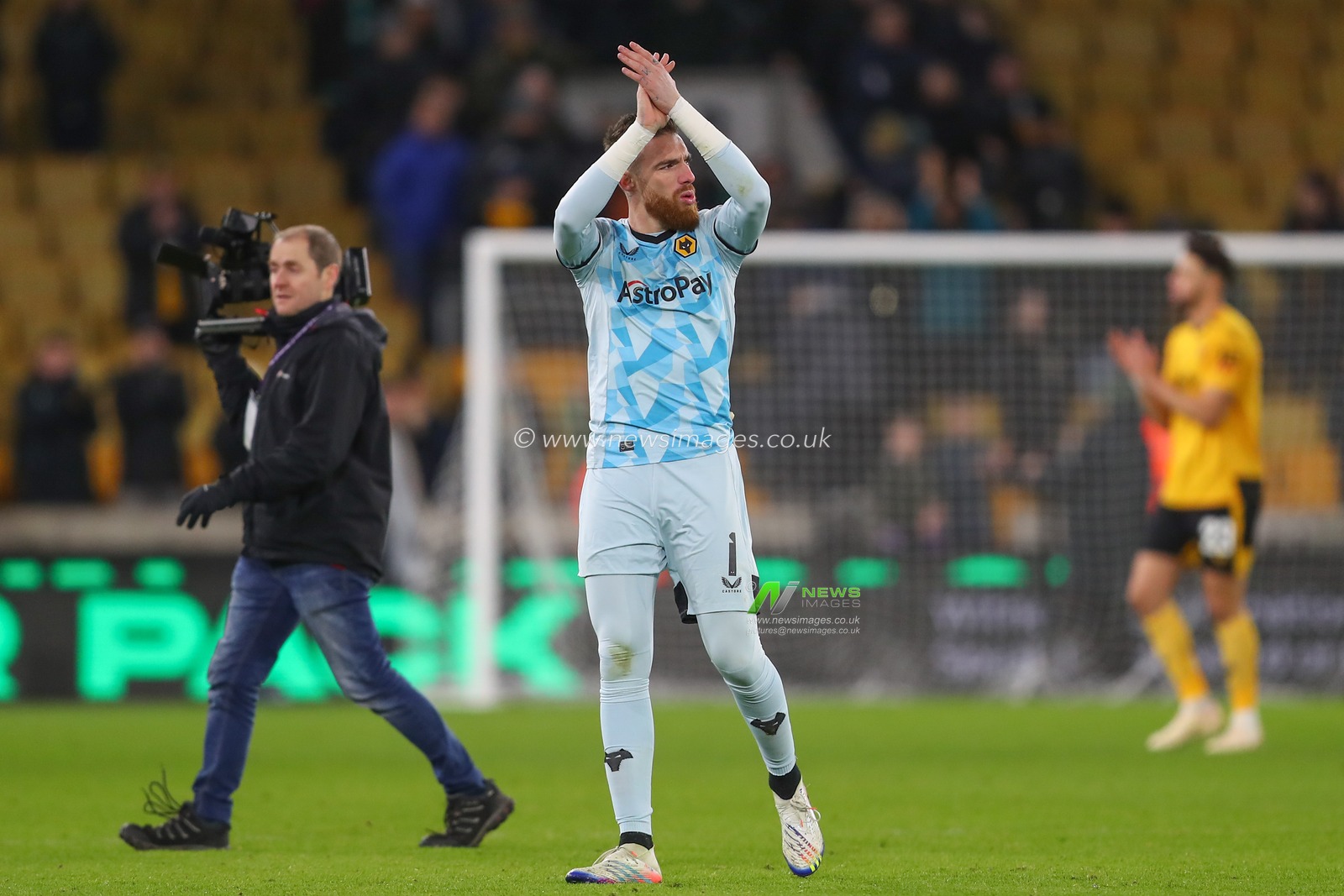 JosÃ© SÃ¡ #1 of Wolverhampton Wanderers applauds the home fans after the Carabao Cup Fourth Round match Wolverhampton Wanderers vs Gillingham at Molineux, Wolverhampton, United Kingdom, 20th December 2022

(Photo by Gareth Evans/News Images)