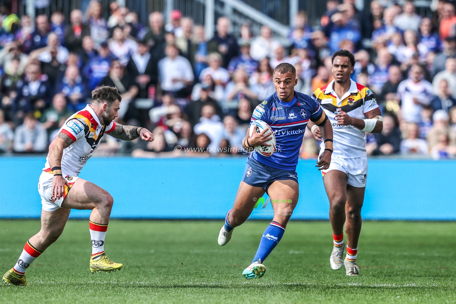 Corey Hall of Wakefield Trinity breaks with the ball during the Betfred Super League round 8 match Wakefield Trinity vs Bradford Bulls at DIY Kitchens Stadium, Wakefield, United Kingdom on 18 April 2026

(Photo by Alfie Cosgrove/News Images)