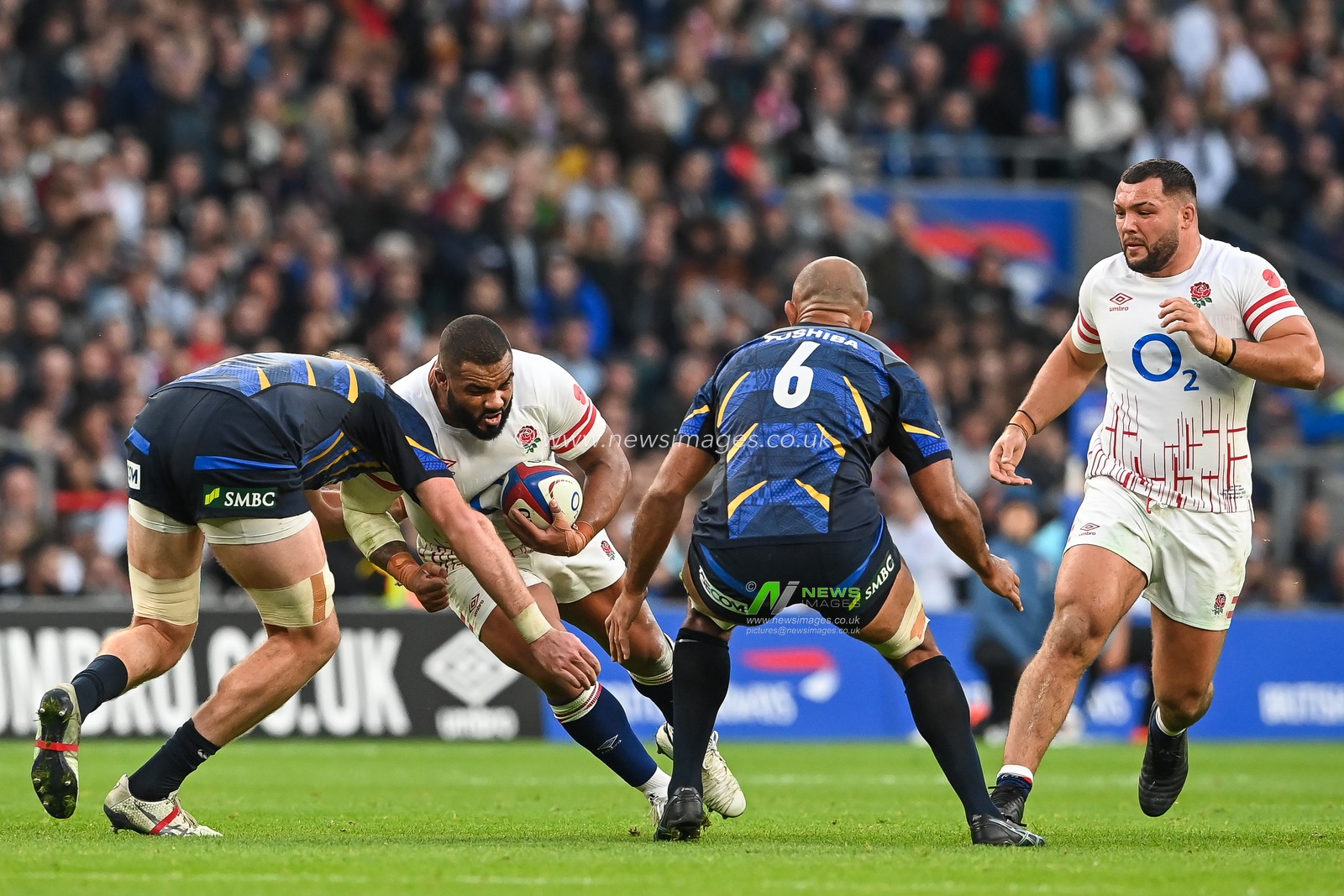 Kyle Sinckler of England is tackled by Warner Dearns of Japan  during the Autumn internationals match England vs Japan at Twickenham Stadium, Twickenham, United Kingdom, 12th November 2022

(Photo by Craig Thomas/News Images)