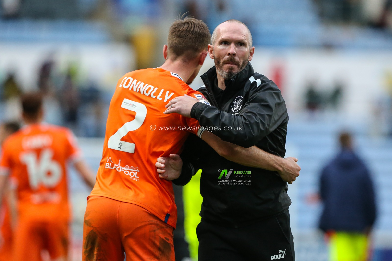Michael Appleton and Callum Connolly #2 of Blackpool embrace at the final whistle during the Sky Bet Championship match Coventry City vs Blackpool at Coventry Building Society Arena, Coventry, United Kingdom, 29th October 2022

(Photo by Arron Gent/News Images)