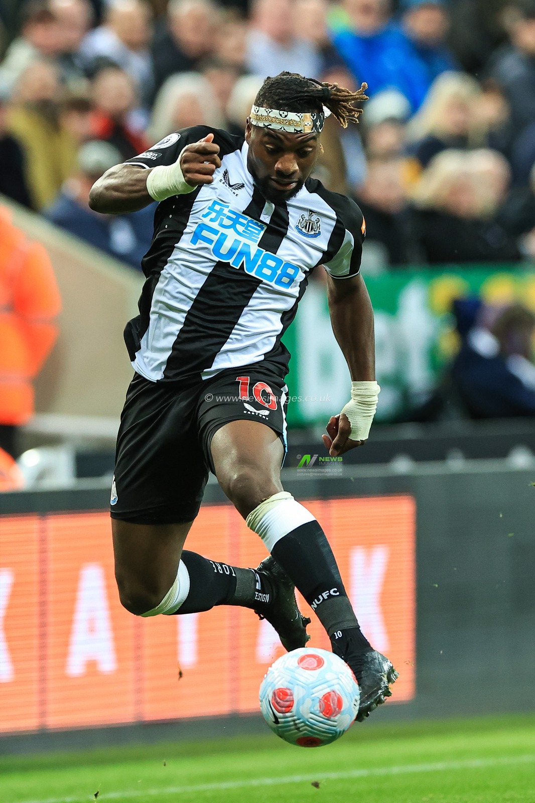 Allan Saint-Maximin #10 of Newcastle United controls the ball