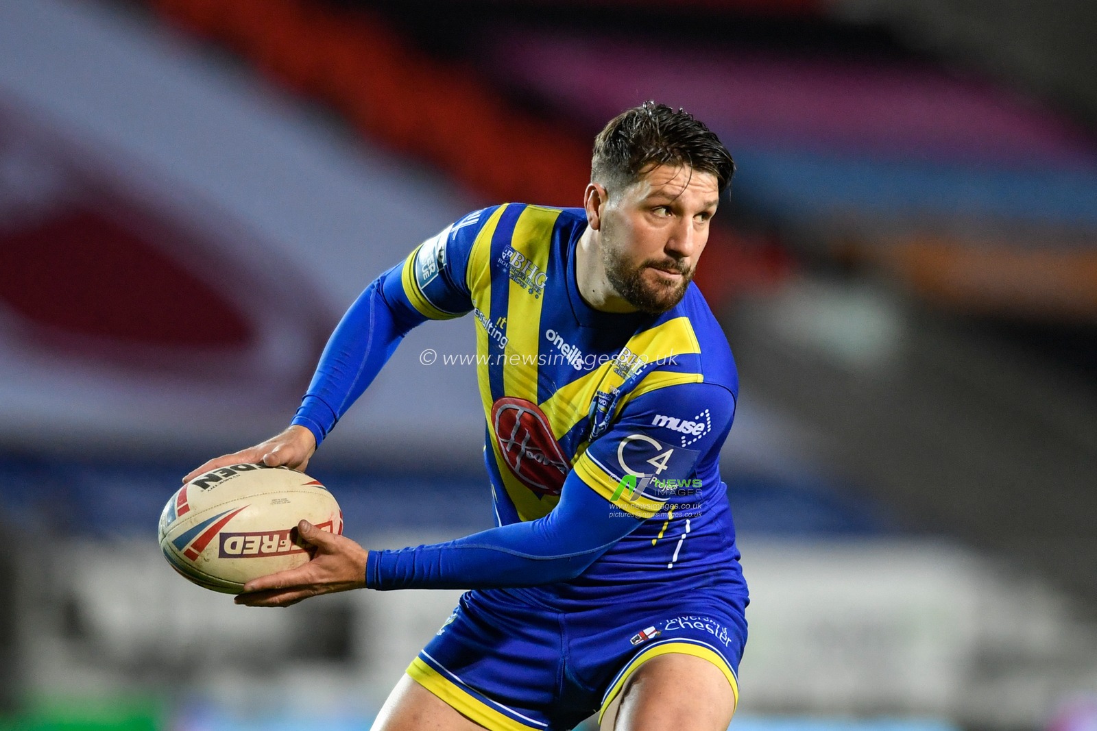 Gareth Widdop (7) of Warrington Wolves passes the ball during the pre-game warm up