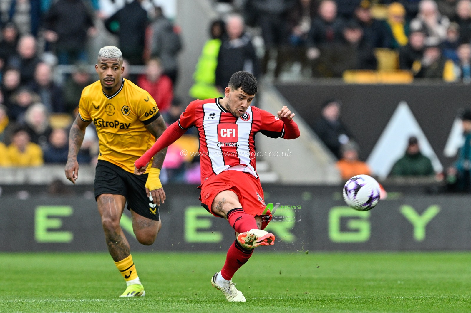Gustavo Hamer of Sheffield United passes the ball during the Premier League match Wolverhampton Wanderers vs Sheffield United at Molineux, Wolverhampton, United Kingdom, 25th February 2024

(Photo by Cody Froggatt/News Images)