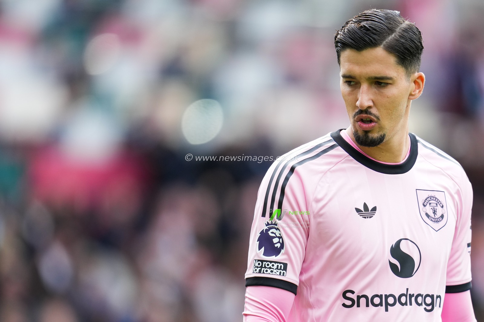 Altay Bayindir of Manchester United during the Premier League match Brentford vs Manchester United at The Gtech Community Stadium, London, United Kingdom, 27th September 2025

(Photo by Harvey Murphy/News Images)
