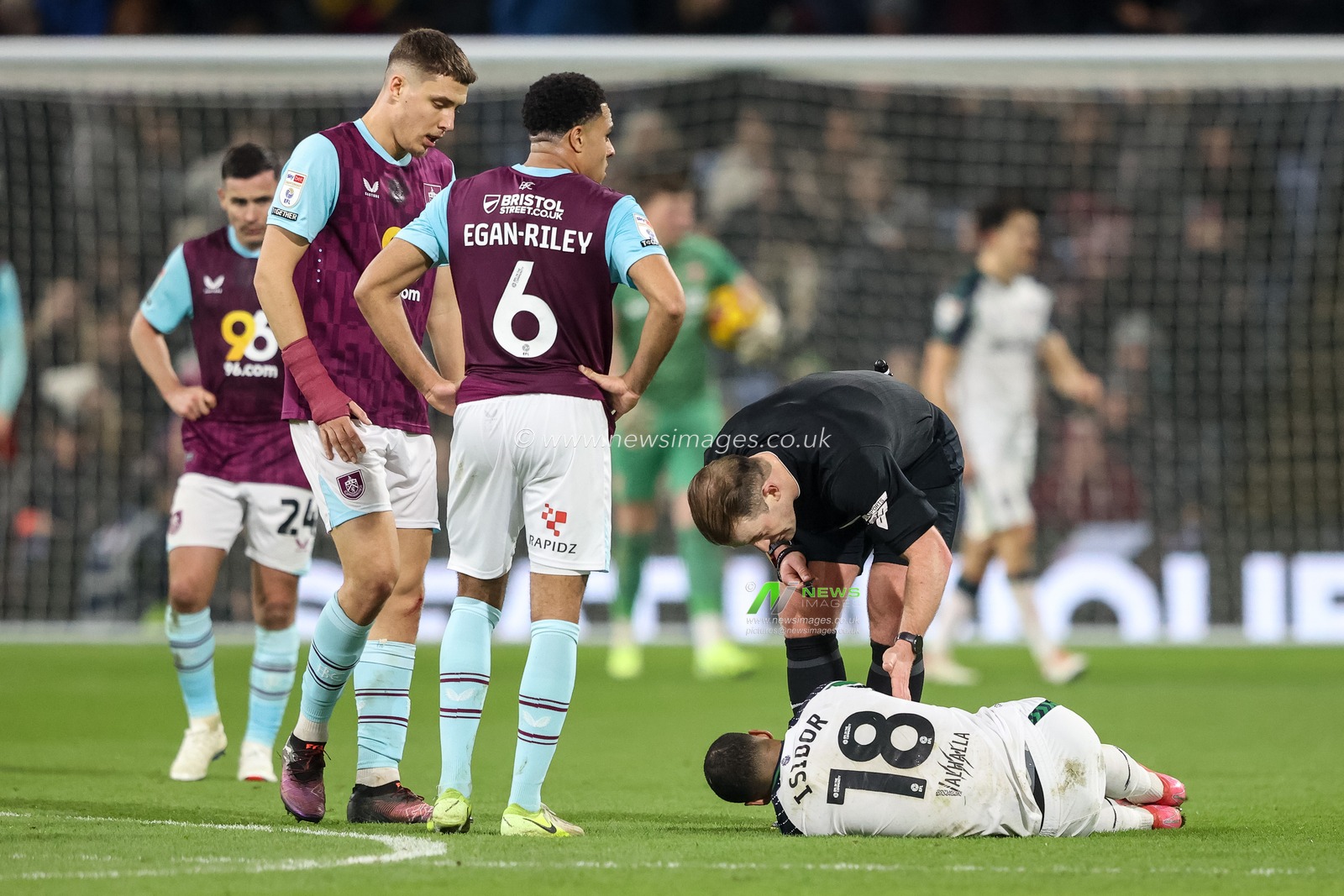 Referee Anthony Backhouse checks on Wilson Isidor of Sunderland after stopping the game during the Sky Bet Championship match Burnley vs Sunderland at Turf Moor, Burnley, United Kingdom, 17th January 2025

(Photo by Alfie Cosgrove/News Images)