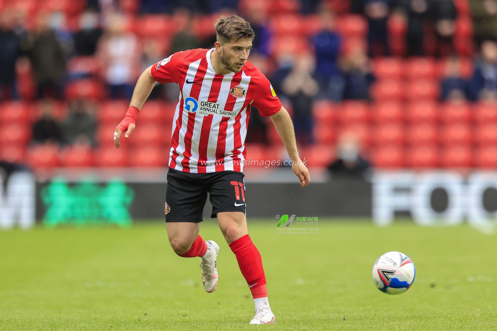 Lynden Gooch #11 of Sunderland in possession of the ball