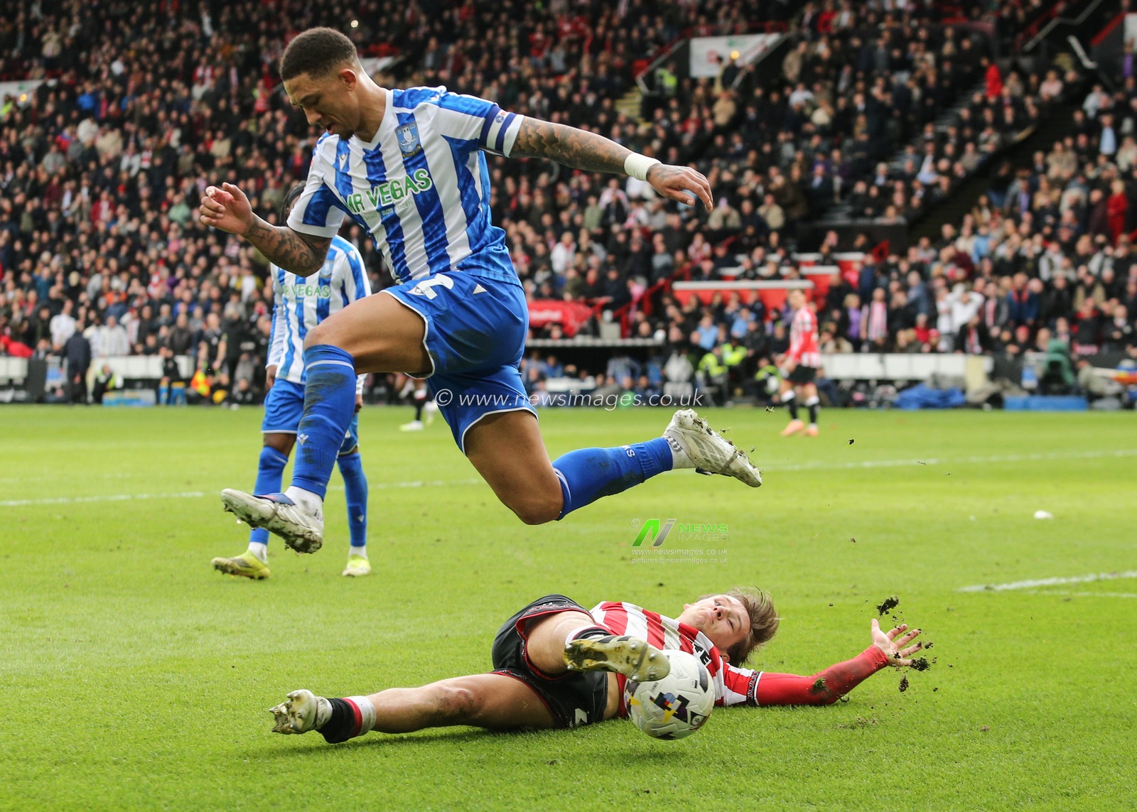 Sydie Peck of Sheffield United slides in on Liam Palmer of Sheffield Wednesday during the Sky Bet Championship match Sheffield United vs Sheffield Wednesday at Bramall Lane, Sheffield, United Kingdom on 22 February 2026

(Photo by Richard Bierton/News Images)