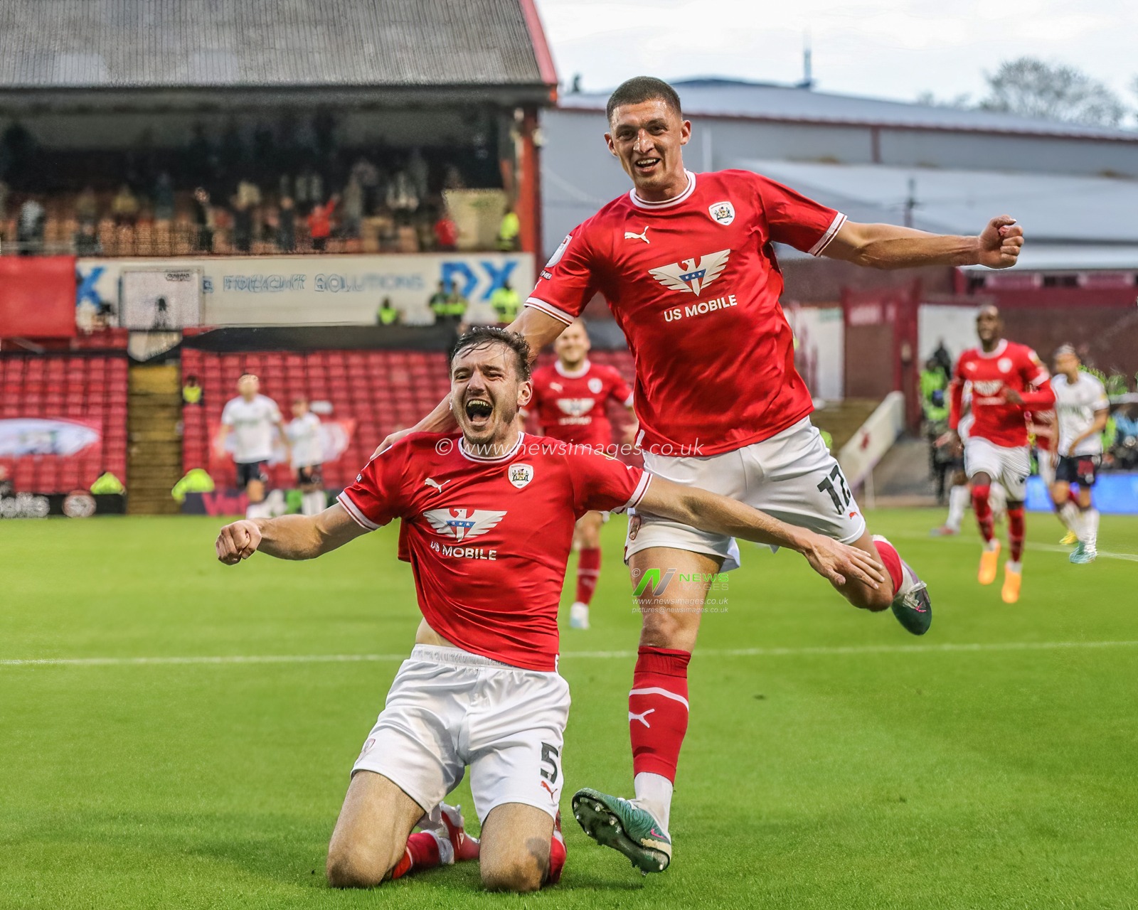 Liam Kitching #5 of Barnsley celebrates his goal to make it 1-0 during the Sky Bet League 1 Play-off match Barnsley vs Bolton Wanderers at Oakwell, Barnsley, United Kingdom, 19th May 2023

(Photo by Alfie Cosgrove/News Images)