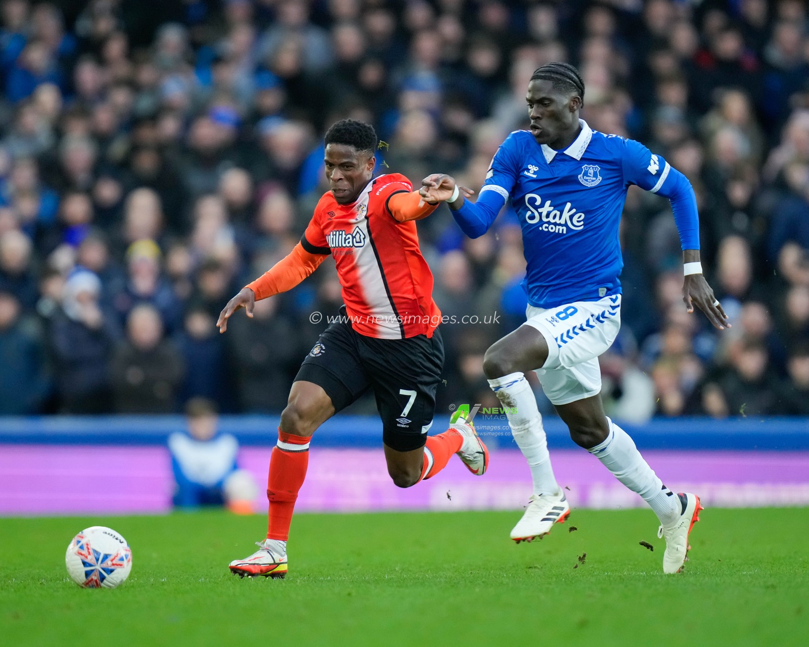 Chiedozie Ogbene of Luton Town and Amadou Onana 8# of Everton battle for the ball, during the Emirates FA Cup Fourth Round match Everton vs Luton Town at Goodison Park, Liverpool, United Kingdom, 27th January 2024

(Photo by Steve Flynn/News Images)