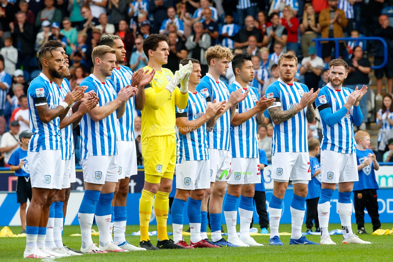 Players of Huddersfield Town have a minutes applause in memory of Eleanor Haigh during the Sky Bet Championship match Huddersfield Town vs Blackpool at John Smith's Stadium, Huddersfield, United Kingdom, 4th September 2022

(Photo by Ben Early/News Images)