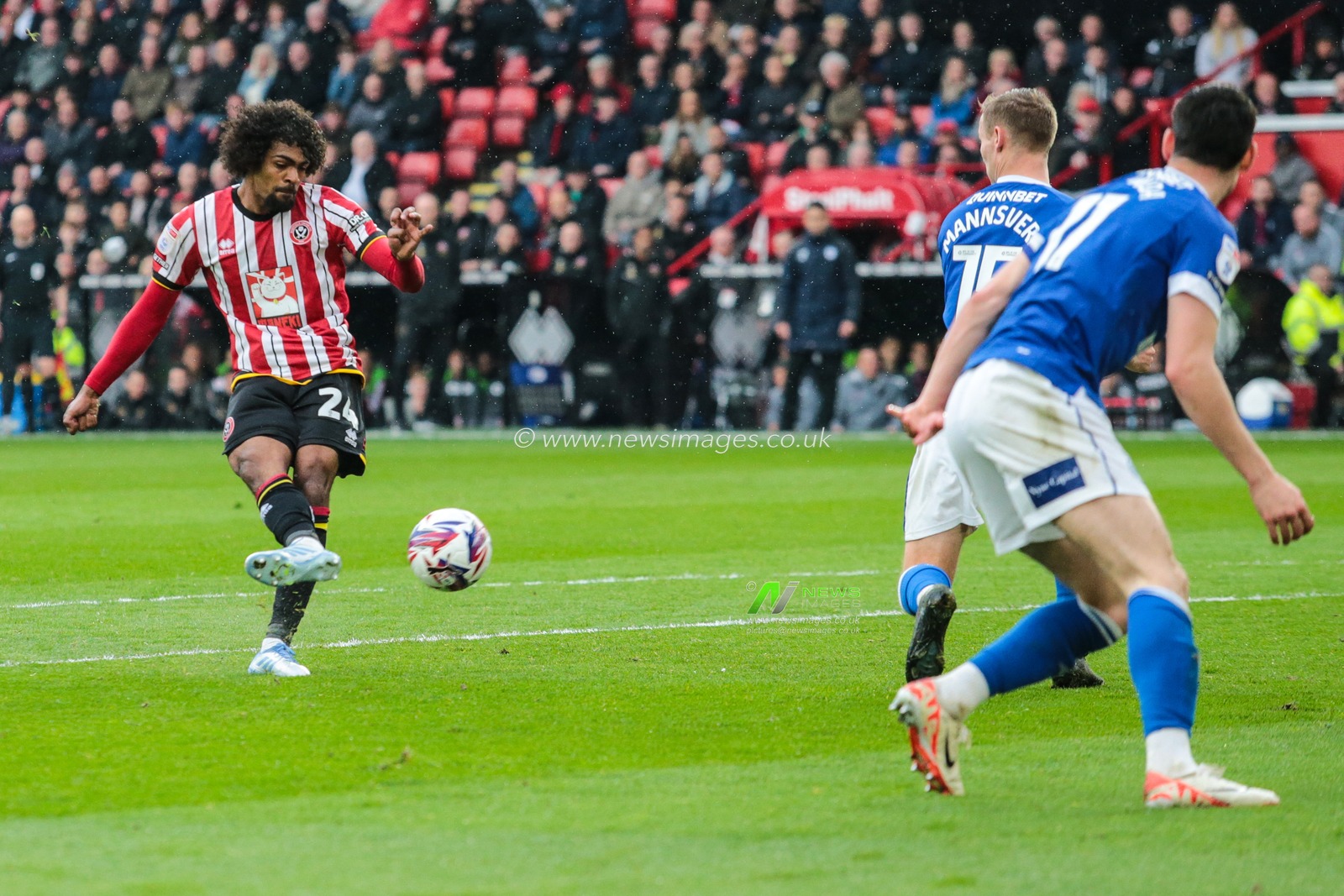 Hamza Choudhury of Sheffield United shoots on goal during the Sky Bet Championship match Sheffield United vs Cardiff City at Bramall Lane, Sheffield, United Kingdom, 18th April 2025

(Photo by Richard Bierton/News Images)