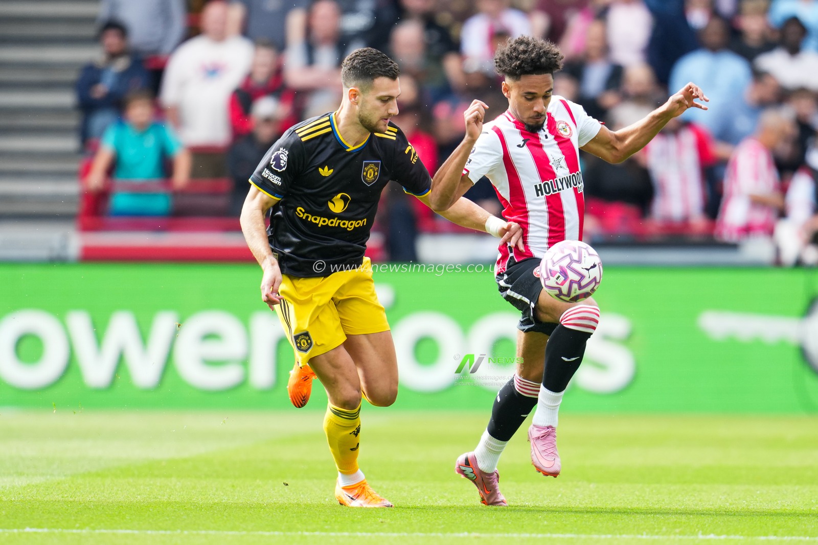 Diogo Dalot of Manchester United and Kevin Schade of Brentford battle during the Premier League match Brentford vs Manchester United at The Gtech Community Stadium, London, United Kingdom, 27th September 2025

(Photo by Harvey Murphy/News Images)